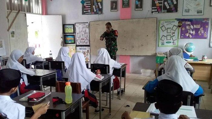 Kunjungi SDN Negeri 1 Calang, Begini Cara Babinsa Sosialisasikan Prokes Covid-19 kepada Siswa