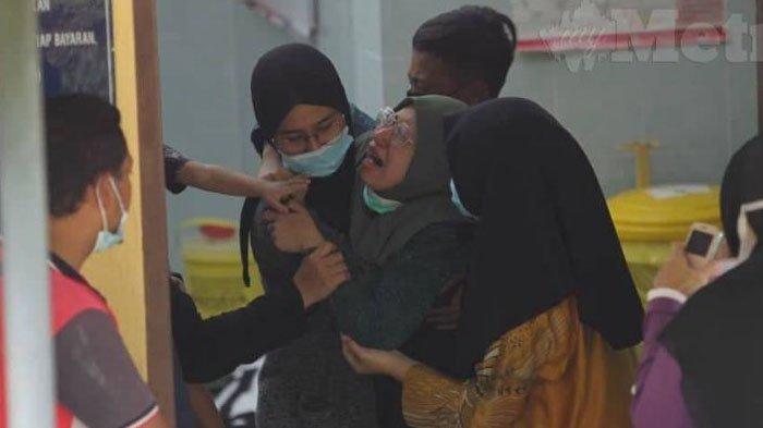 Suami dan Dua Anak Terjepit Truk Semen Terbalik, Istri Menangis Histeris