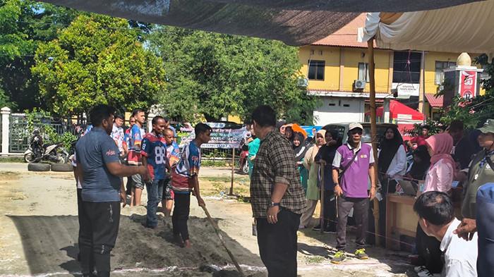 TARIK TAMBANG - Tenaga kesehatan mengikuti lomba tarik tambang digelar menyambut Hari Kesehatan Nasional (HKN) Ke-61 di Kantor Dinas Kesehatan Pidie, Rabu (5/11/2025).