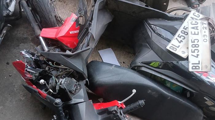 KECELAKAAN - Kecelakaan lalu lintas beruntun terjadi di Jalan Sultan Iskandar Muda, Gampong Punge Ujong, Kecamatan Meuraxa, Kota Banda Aceh, Sabtu (11/4/2026) sore. Ini kondisi kendaraan akibat tabrakan tersebut.