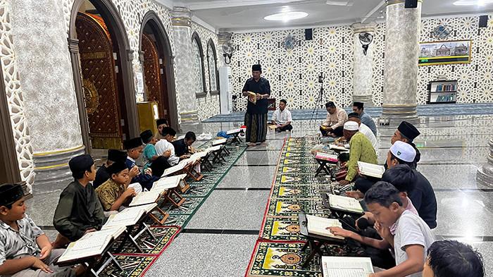 Safari Tadarus: Para qori safari tadarus Ramadhan 1447 Hijriah di masjid agung Nurul Makmur Kabupaten Aceh, Sabtu (21/2/2026) malam.