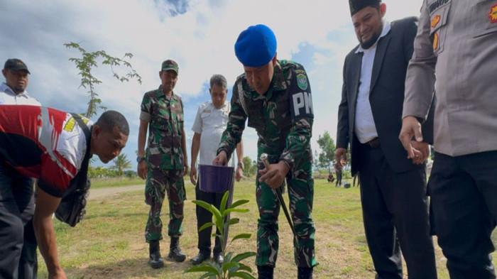 Komandan Polisi Militer Iskandar Muda Salurkan Bantuan dan Tanam Pohon
