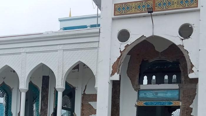 MASJID RUSAK -Tangkapan layar kondisi masjid Babussalam yang mengalami kerusakan akibat gempa bumi, Kamis (27/11/2025).