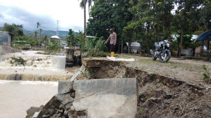 Talut Pengamanan Tebing Sungai Peunalom Ambruk Diterjang Banjir, Rumah Warga ‘Disasar’ Lumpur