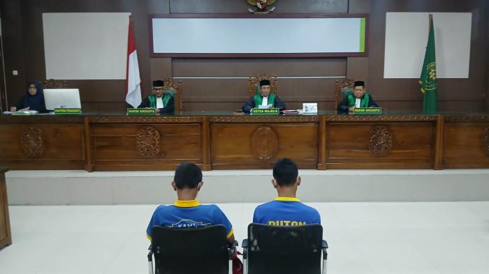 JALANI SIDANG VONIS - Kedua terdakwa liwath (gay) menjalani sidang pembacaan vonis oleh majelis hakim Mahkamah Syar’iyah Banda Aceh, Senin (11/8/2025).