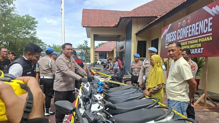 Polisi memperlihatkan tersangka bersama puluhan sepeda motor jenis Bead dari hasil curian, Kamis (13/11/2025) yang berlangsung dalam jumpa pers dengan wartawan di Polres Aceh Barat