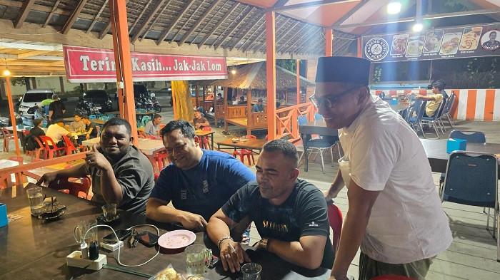 NONTON BOLA - Musliadi alias Gamkleng (kiri) menonton bola di laptop, bersama rekan-rekannya di Warkop Sareng Kupi, Banda Aceh, Senin (15/6/2026) malam.