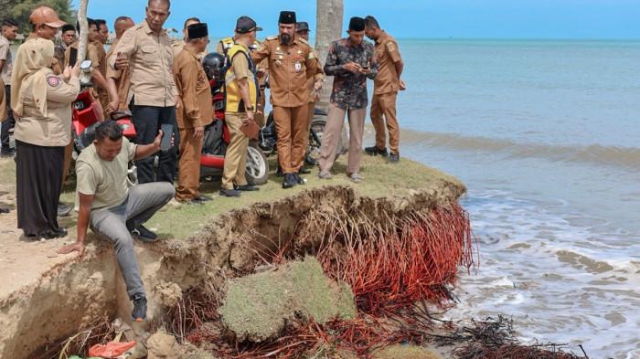 Gampong Matang Rayeuk Aceh Timur PP Terkikis Abrasi, Bupati Al-Farlaky Akan Pasang Pemecah Ombak