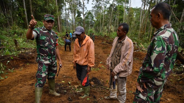 FOTO-Foto - TNI dan Masyarakat Buka Jalan di Nisam Antara