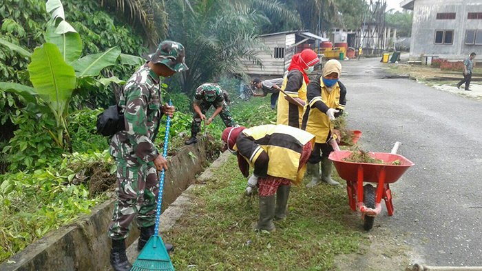Anggota Kodim Bersihkan Parit dan Sampah di RSUD Aceh Singkil