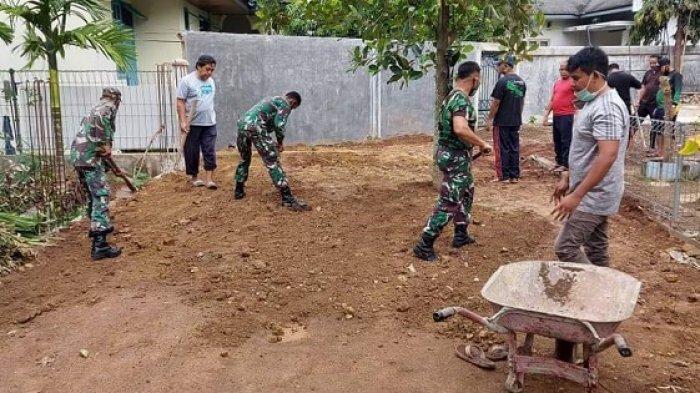 Anggota Koramil 14 Baiturahman Bersihkan Masjid