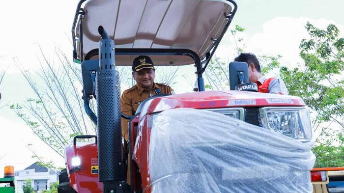 Petani Aceh Tamiang Terima Bantuan 5 Traktor, Penggunaan Akan Diawasi Ketat