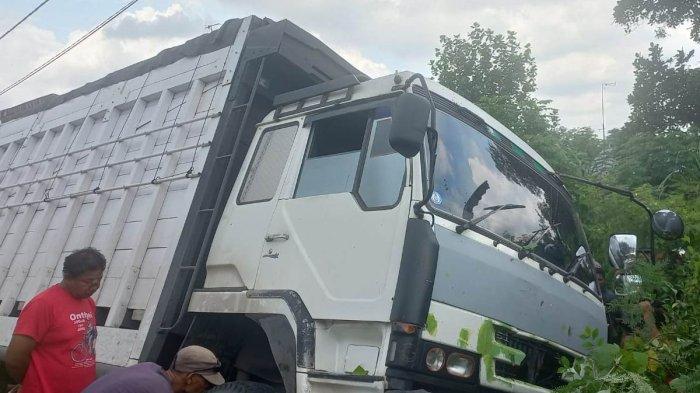 Tronton Tabrak Sepmor di Aceh Tamiang, 2 Korban Patah Tangan & Luka luka, Truk Nyungsep ke Saluran