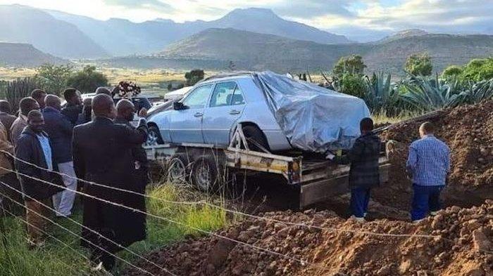 Viral Jenazah Dimakamkan di Dalam Mobil Mewah di Tengah Wabah Corona, Begini Penjelasan Keluarga
