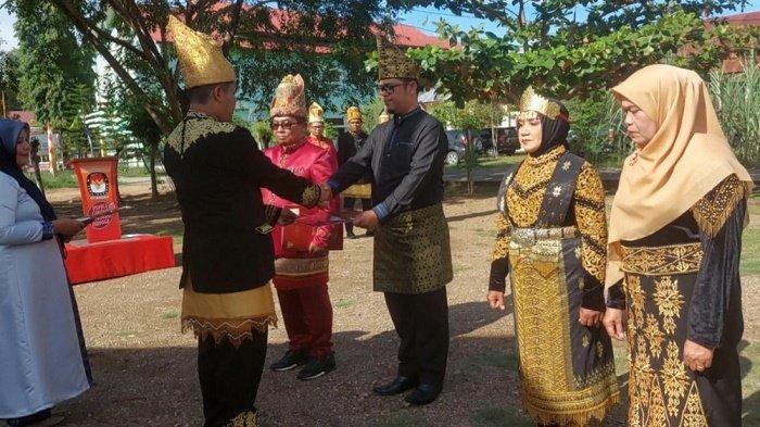 Dengan Pakaian Adat, Perwakilan PPK dan PPS Ikut Upacara Bersama KIP Bireuen