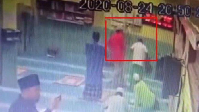 Viral Rekaman CCTV Jamaah Masjid Mengamuk Tampar dan Tendang Jamaah Lain
