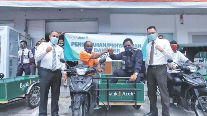 Wali Kota dan BAS Serah Becak untuk Warga Kurang Mampu
