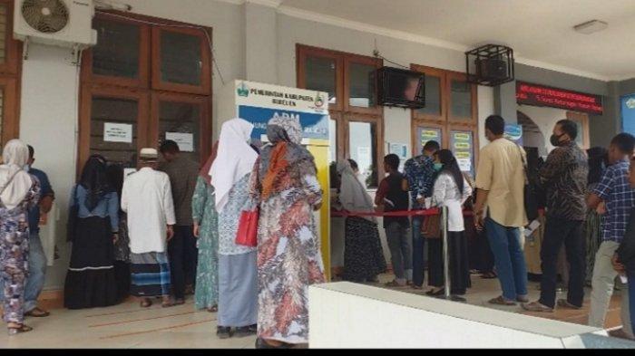 Kantor Disdukcapil Bireuen Diserbu Warga, Sistem Antre Diterapkan