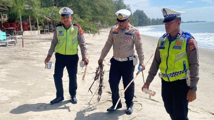 Satlantas Polres Aceh Singkil Bersihkan Sampah Objek Wisata Pantai Cemara Indah