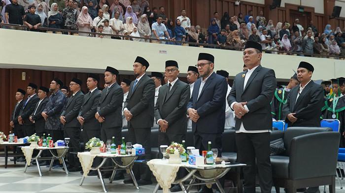 Suasana haru dan meriah mewarnai Wisuda Santri Madrasah Mahad Daarut Tahfizh Al Ikhlas (MDTI) di Gedung AAC Dayan Dawood Unsyiah, Sabtu (25/4/2026). Sebanyak 473 santri diwisuda, dengan 110 di antaranya berhasil menuntaskan hafalan Al-Qur’an 30 juz dan menerima syahadah.