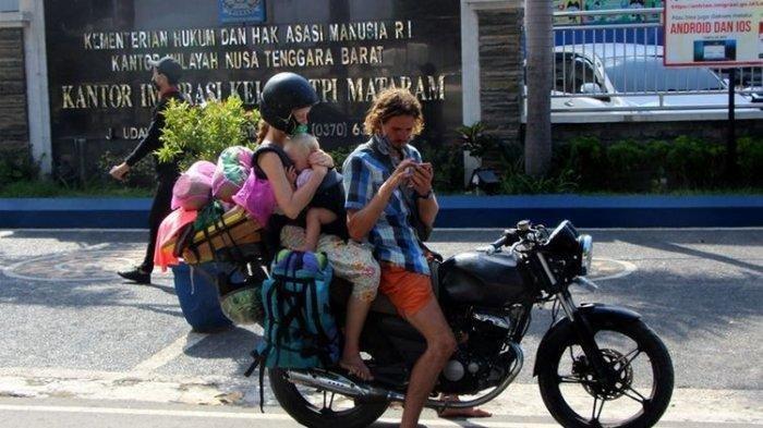 Viral Suami Istri Asal Rusia Bawa Bayi Ngamen di Pasar, Kehabisan Uang untuk Beli Makan