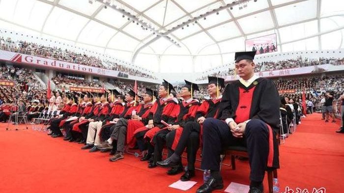 Tepati Janji Pada Orang Tua, Mantan Pebasket Yao Ming Akhirnya Wisuda Setelah 7 Tahun Kuliah