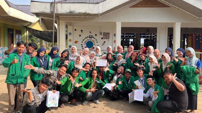 Sejumlah Mahasiswa Unimal Kuliah Kerja Nyata (KKN) Kelompok 19, menghadiri peresmian program Pojok Baca dan penyerahan donasi 150 Buku dari Perpustakaan Umum Kota Lhokseumawe kepada TK Paloh Raya, di Gampong Paloh Raya, Kecamatan Muara Batu, Kabupaten Aceh Utara, Jumat (6/2/2026)