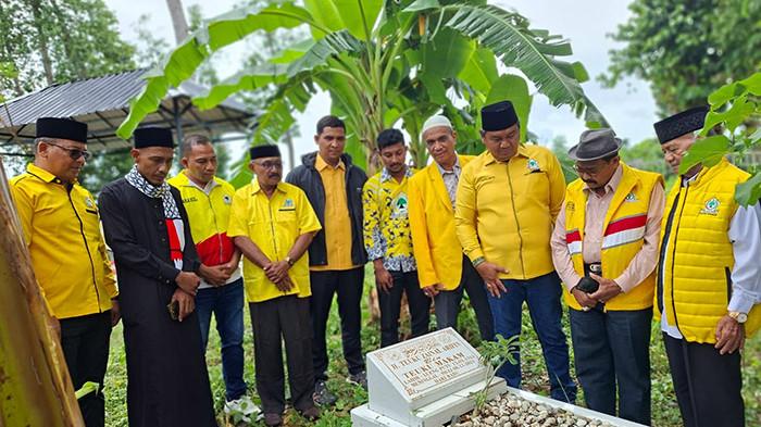 ZIARAH - Rombongan DPD II Golkar Pidie ziarah ke makam tokoh Golkar, HT Zainal Arifin atau Cek Fin di Gampong Jijiem, Kecamatan Keumala, Pidie, Senin (20/10/2025).