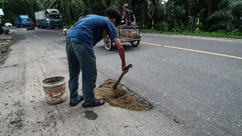 Lubang Jalan di Sungailiput Aceh Tamiang Sudah Ditambal, Warga Berharap Ada Penerangan Jalan - Serambinews.com