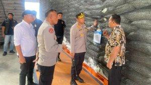 AKBP-Agus-Sulistyanto-Pantau-Beras-Bulog.jpg