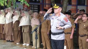 AKBP-Trie-Aprianto-menjadi-inspektur-upacara-di-sekolah.jpg