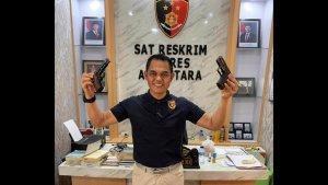 AKP-Dr-Boestani-SH-MH-MSM-memperlihatkan-dua-senjata-api.jpg