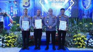 AKP-T-Tasrizalsyah-usai-menerima-piagam-penghargaan-juara-III-Lomba-Video.jpg