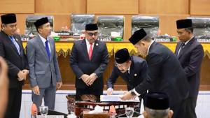 APBK-P-2025-Rampung_Bupati-Pidie-Sarjani-Berikan-Apresiasi-Kerja-Dewan.jpg