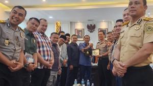 Abang-Samalanga-salam-komando-dengan-Ketua-Sespimti.jpg