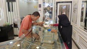 Adi-penjual-emas-di-toko-Tiara-Idi-Rayeuk-sedang-melayani-pembeli-emas.jpg