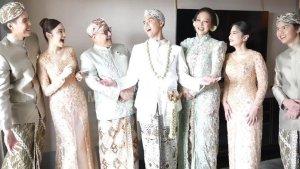 Al-Ghazali-dalam-sesi-foto-bersama-keluarga-dan-dua-calon-adik-iparnya.jpg