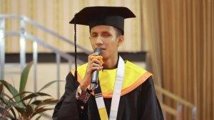 Alfian-Andhika-Yudhistira-wisudawan-tunanetra-pertama-di-Unair.jpg