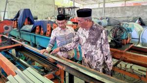 Anggota-DPD-RI-Haji-Uma-kunjungi-pabrik-konstruksi_2025.jpg
