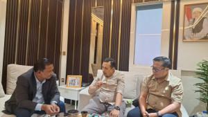 Anggota-DPR-RI-asal-Aceh-HRD-menerima-kunjungan-Pimpinan-Harian-Serambi2-Indonesia.jpg