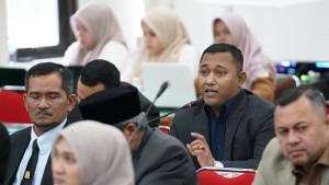 Anggota-DPRA-Fraksi-PKB-Iskandar-saat-menyampaikan-pendapat-terkait-kondisi-honorer-paruh-waktu.jpg