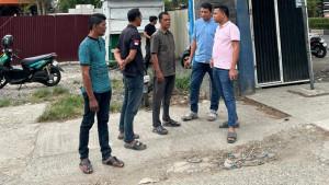Anggota-DPRA-Ngohwan-Tinjau-jalan-rusak-di-banda-Aceh.jpg