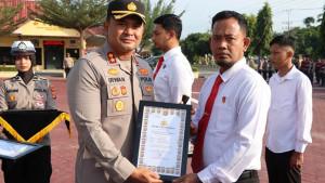 Anggota-Polres-Aceh-Timur-Terima-Penghargaan.jpg