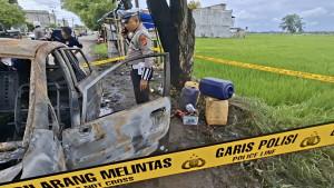 Anggota-Polres-Bireuen-menemukan-empat-jerigen-dekat-mobil-Honda-Jazz-yang-terbakar.jpg