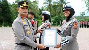 Anggota-Polres-Pidie-Jaya-Terima-Penghargaan.jpg