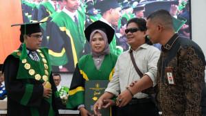 Armaya-Rosa-didampingi-sang-ayah-dan-Rektor.jpg