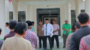 Asisten-Pemerintahan-Setdakab-Aceh-Barat-Irfan-Murdani-MSc-saat-memimpin-apel.jpg
