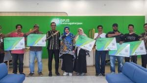 Aulia-Rahman-didampingi-Kepala-Cabang-BPJS-Ketenagakerjaan-Banda-Aceh.jpg