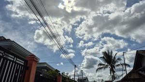 Awan-mengepul-tampak-masih-menyelimuti-wilayah-Kota-Langsa_21102025.jpg