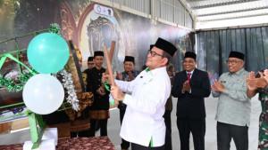 Azhari-MSi-memukul-beduk-tanda-dibukanya-RIAB-FAIR-2025.jpg